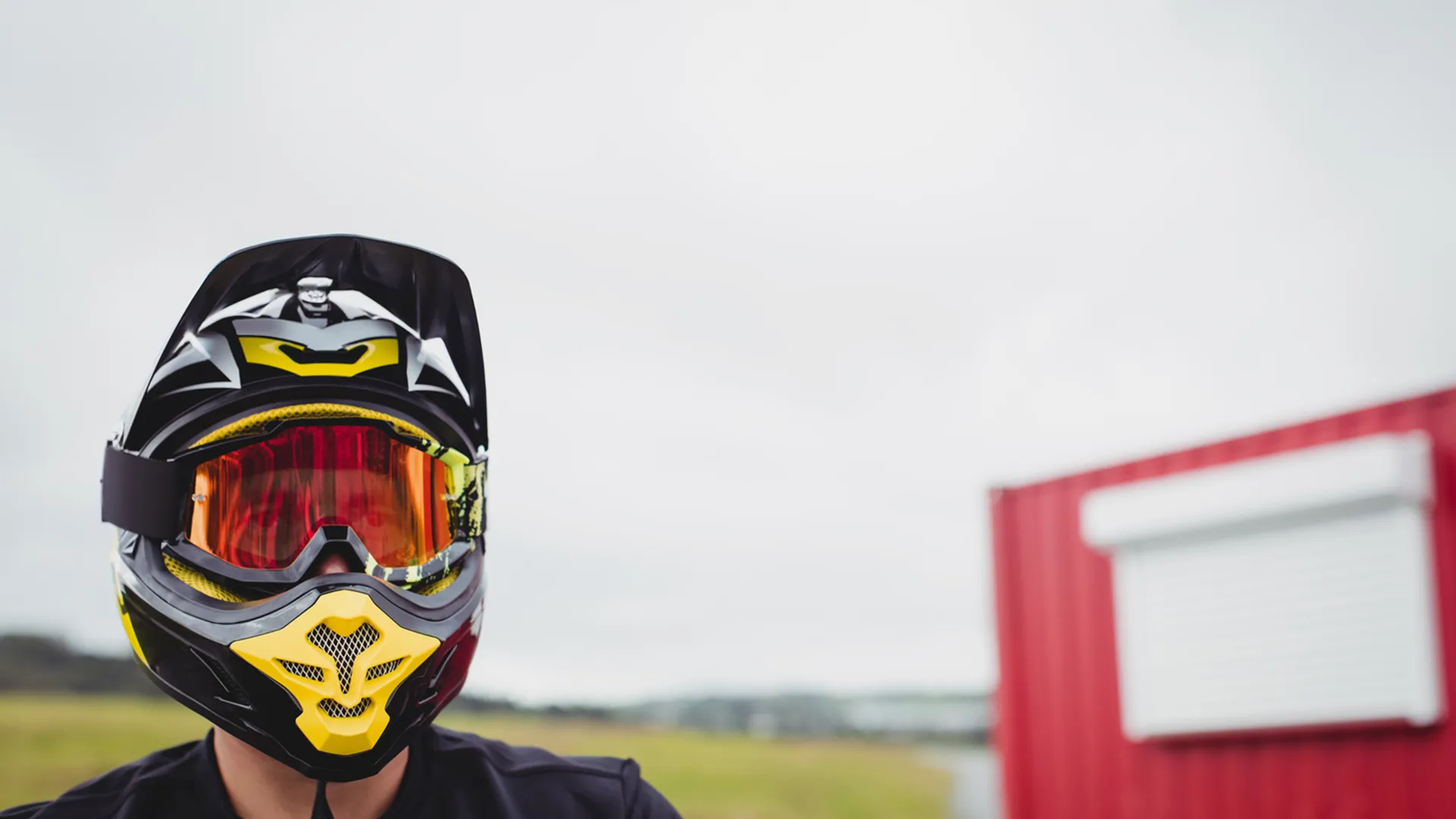 Piloto de motocross celebrando