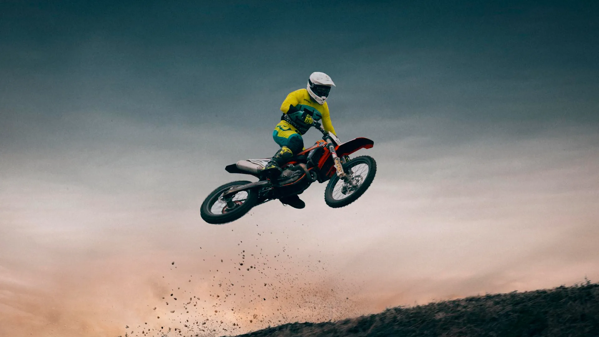 Fondo de motocross con piloto saltando